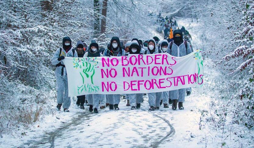 Demonstrierende im Dannenröder Forst im Schnee