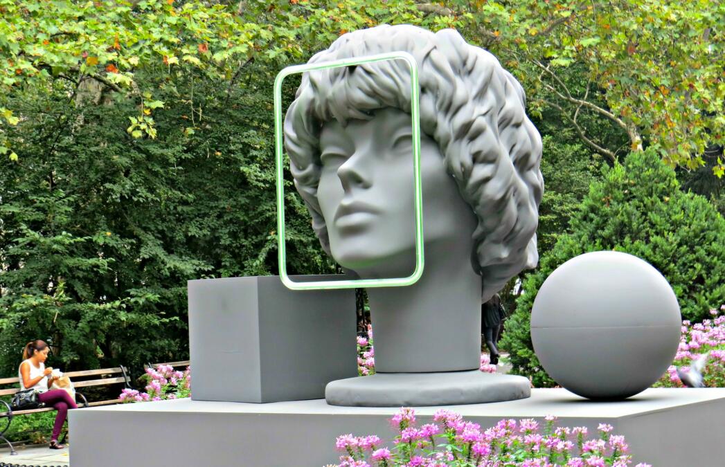 Das Bild zeigt eine Kunstinstallation gegen Gesichtserkennung.