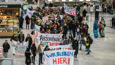Menschen auf einer Demo am Frankfurter Flughafen