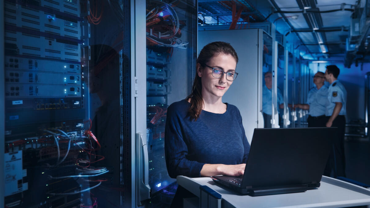 Bundespolizisten vor Servern und Laptop