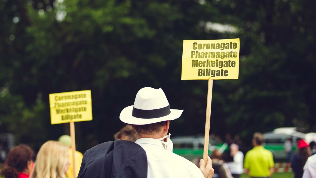 Mann mit Protestschild auf Anti Corona Demonstration