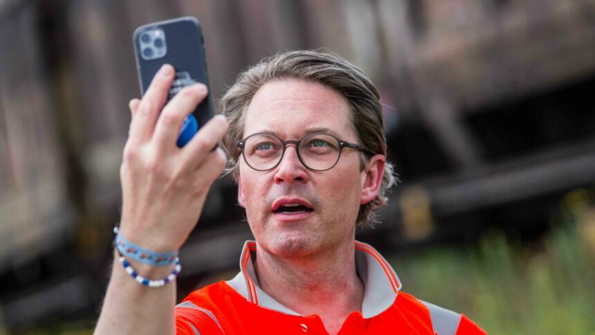 Verkehrsminister Scheuer mit Handy in der Hand