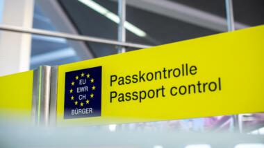 Schild mit der Aufschrift Passkontrolle am Fughafen