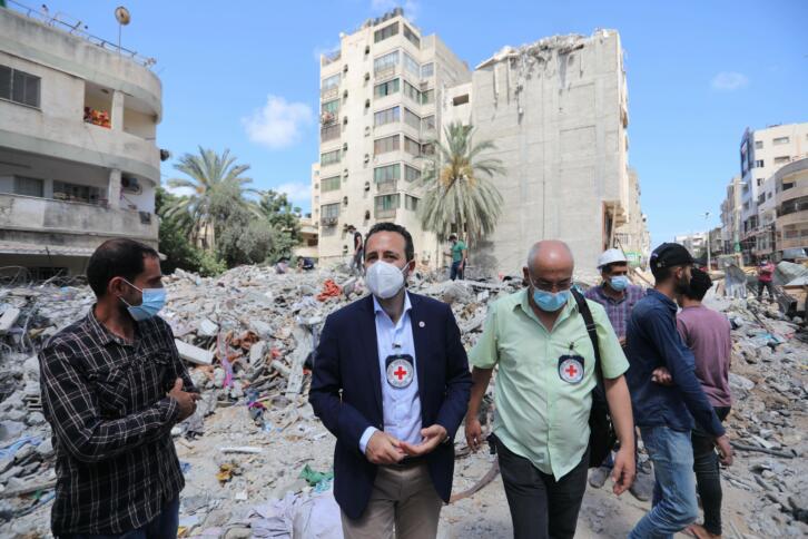 Menschen vor einem zerstörten Haus im Gaza-Streifen