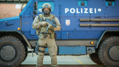 Das Bild zeigt einen Polizeipanzer.