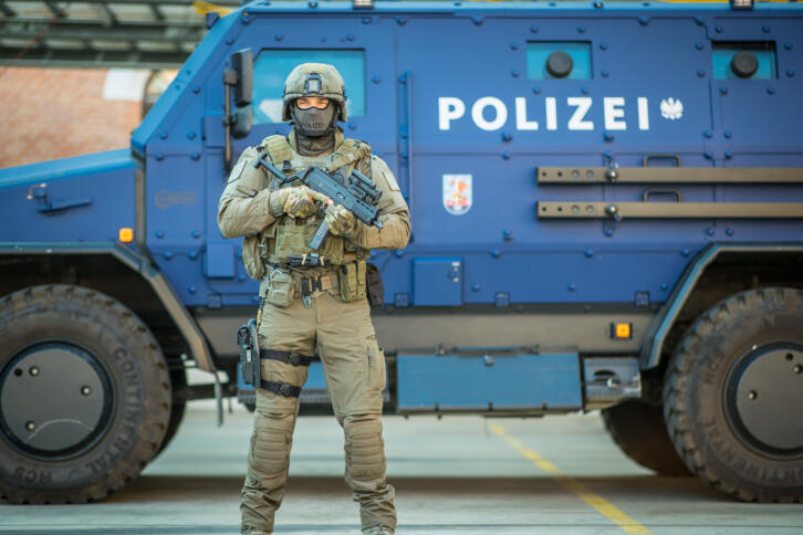 Das Bild zeigt einen Polizeipanzer.