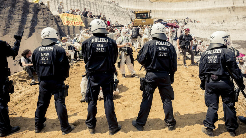 Polizeikette vor Demonstrierenden