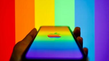Apple-Smartphone und Regenbogenfarben