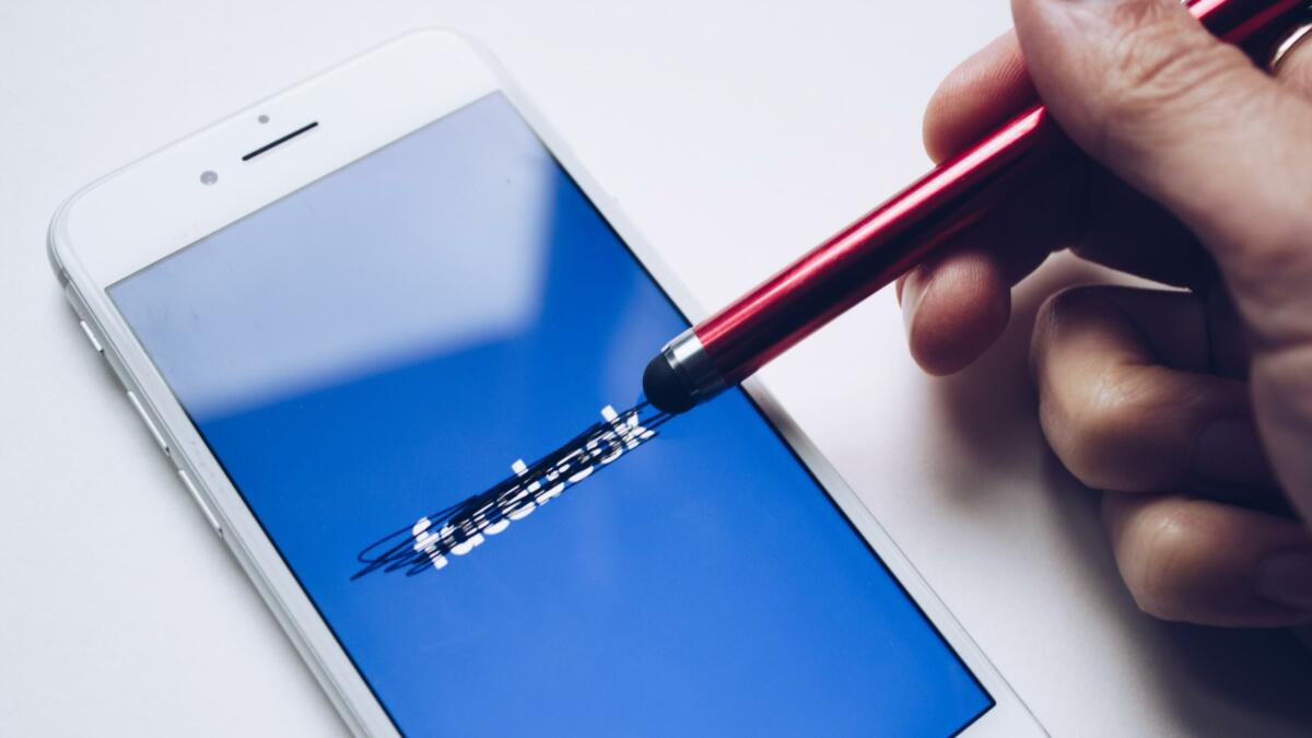 Smartphone mit durchgestrichenem Facebook-Schriftzug