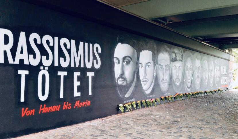 Das Bild zeigt ein Graffiti zu den neun Ermordeten in Hanau und ihre Namen.