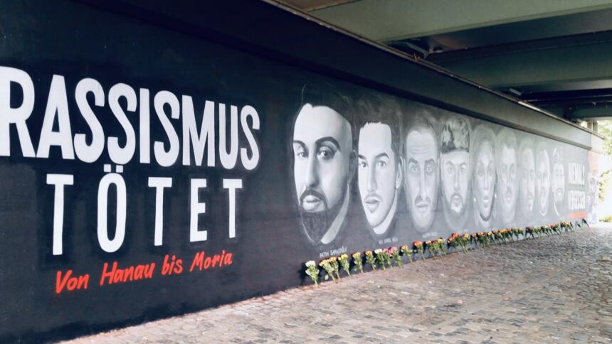 Das Bild zeigt ein Graffiti zu den neun Ermordeten in Hanau und ihre Namen.