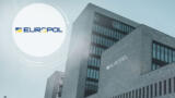 Das Bild zeigt das Europol-Gebäude und das Logo der Agentur.