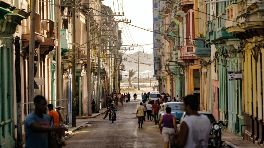 Mit Menschen befüllte Straße in Havanna, Kuba