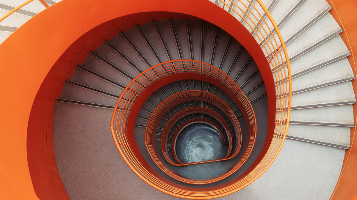 Eine Wendeltreppe führt in die Tiefe hinab.