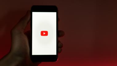 Smartphone mit YouTube Logo auf Display