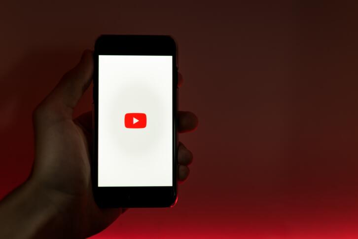 Smartphone mit YouTube Logo auf Display