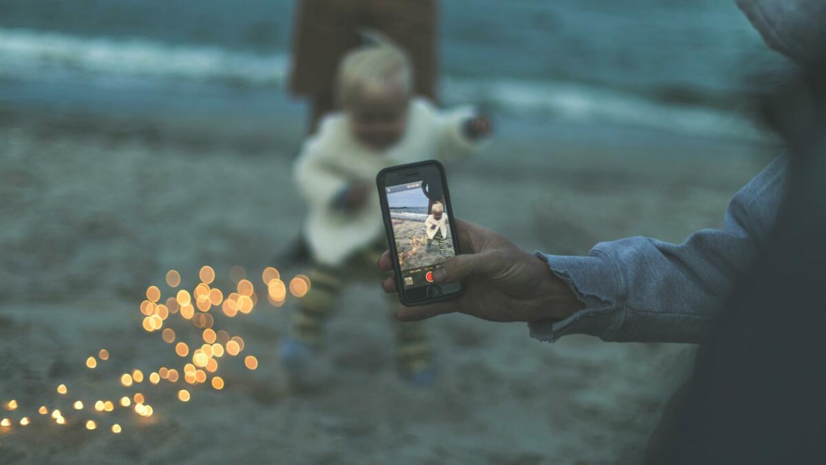 Kleinkind wird von Handy gefilmt