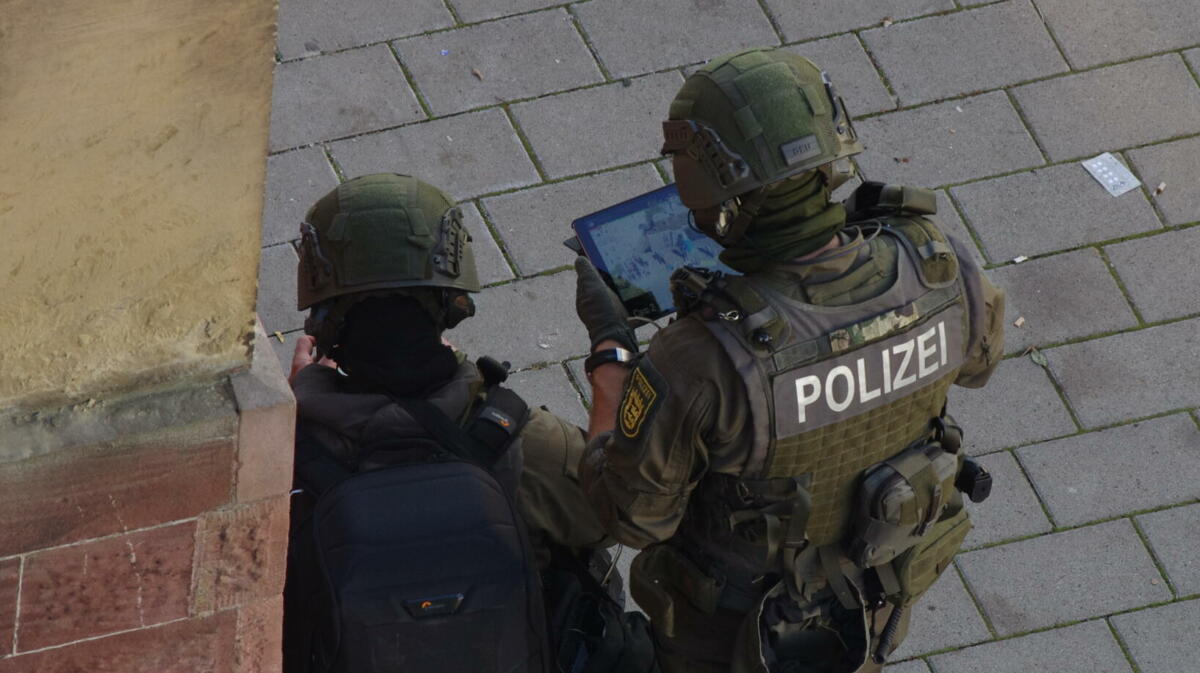 Polizist fliegt Drohne