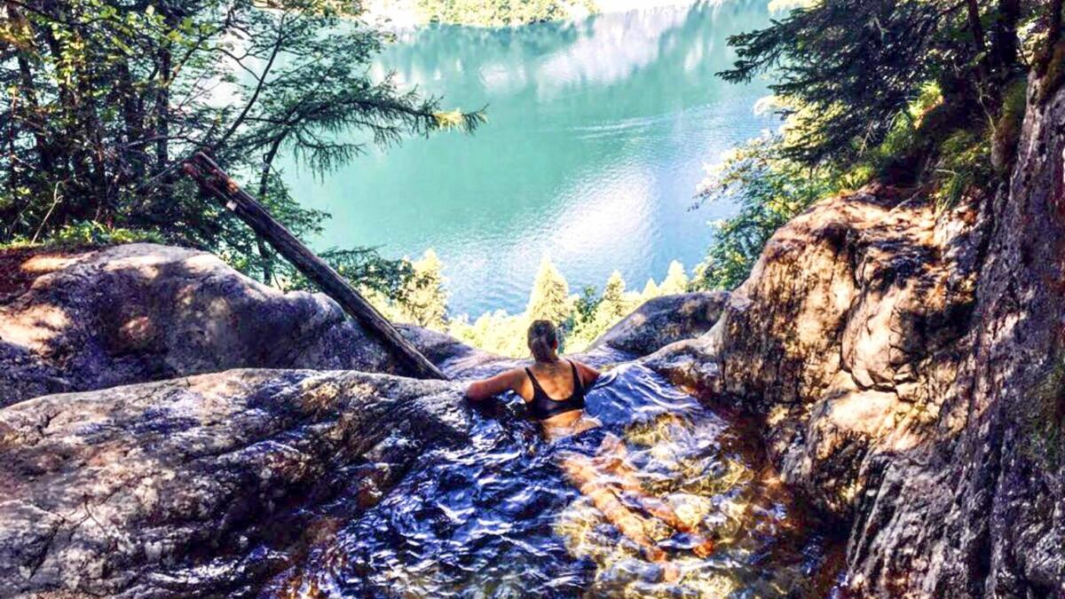 Frau liegt in Pool am Königsbach