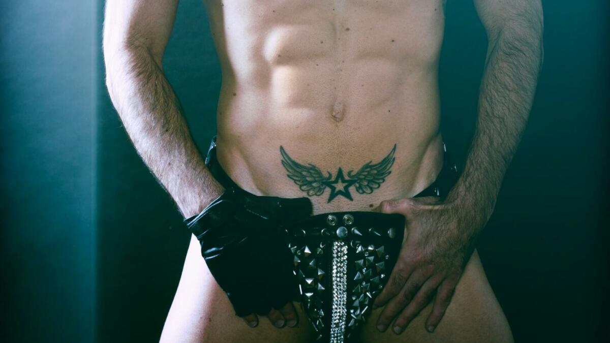 Mann hält seine Hose