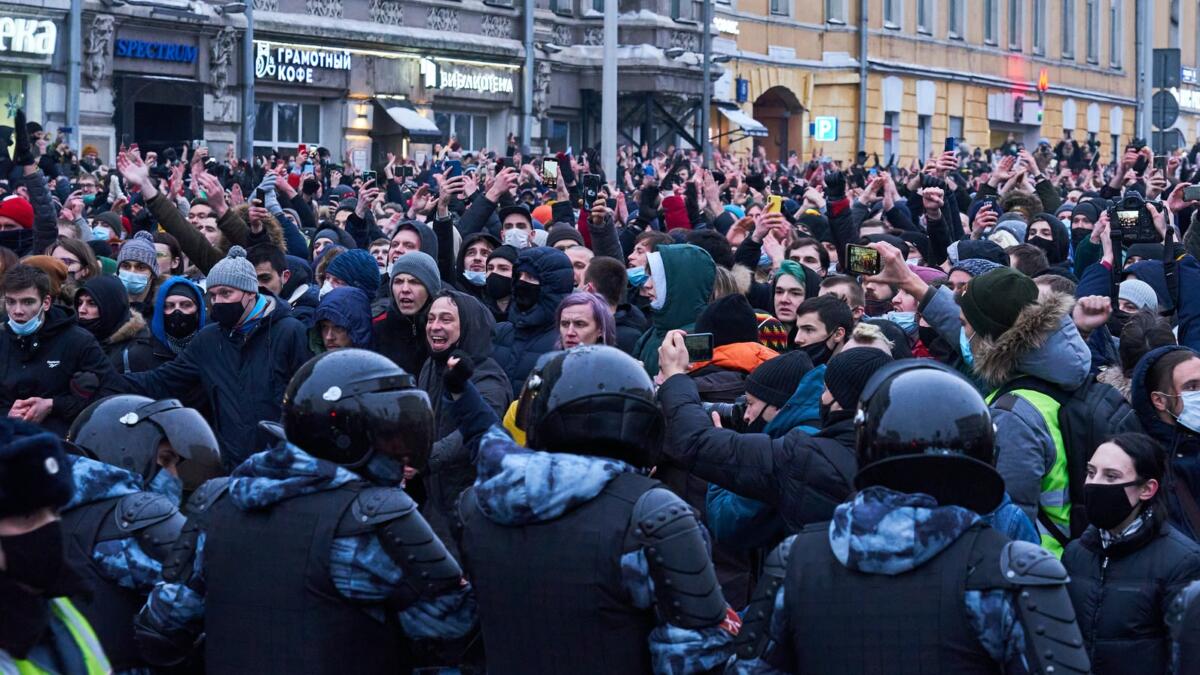 Demonstranten und Polizei stehen sich gegenüber