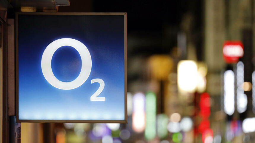 Ein O2-Logo an einem Fachgeschäft in Köln. O2 ist seit 2002 eine Marke des in Europa und Lateinamerika tätigen Telekommunikationsunternehmens Telefonica.
