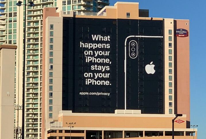 Eine Billboard-Werbung an einem Hochhaus, auf der die Rückseite eines iPhones neben dem Satz "What happens on your iPhone, stays on your iPhone."