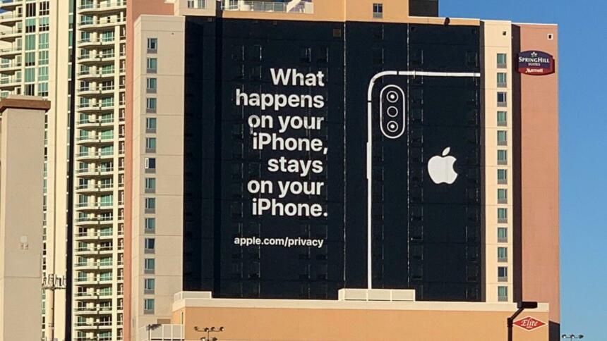 Eine Billboard-Werbung an einem Hochhaus, auf der die Rückseite eines iPhones neben dem Satz "What happens on your iPhone, stays on your iPhone."