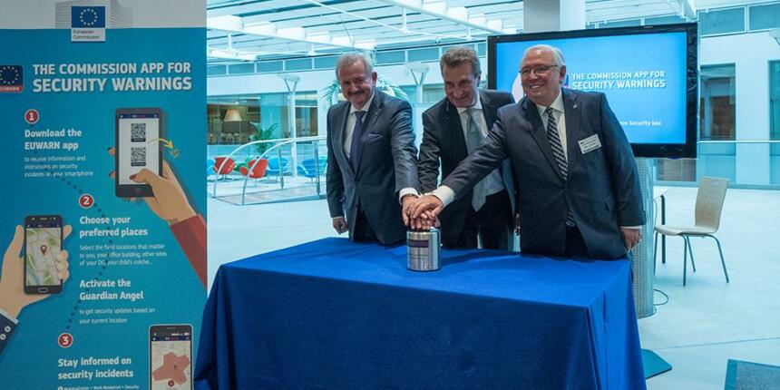 Das Bild zeigt Prof. Reimund Neugebauer, Präsident der Fraunhofer-Gesellschaft, EU-Kommissar Günther Oettinger und Ortwin Neuschwander, Geschäftsführer der TURM solutions GmbH, beim Drücken eines fiktiven Startknopfes.