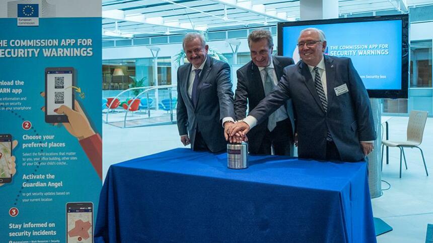 Das Bild zeigt Prof. Reimund Neugebauer, Präsident der Fraunhofer-Gesellschaft, EU-Kommissar Günther Oettinger und Ortwin Neuschwander, Geschäftsführer der TURM solutions GmbH, beim Drücken eines fiktiven Startknopfes.