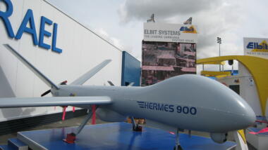 Das Bild zeigt eine Drohne "Hermes 900" auf einer Luftfahrtausstellung.