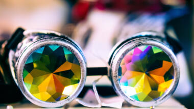 Eine Brille mit bunten Kaleidoskop-Gläsern.