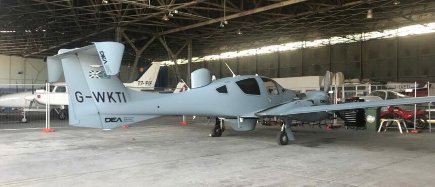 Das Bild zeigt ein zweimotoriges Flugzeug in einem Hangar.