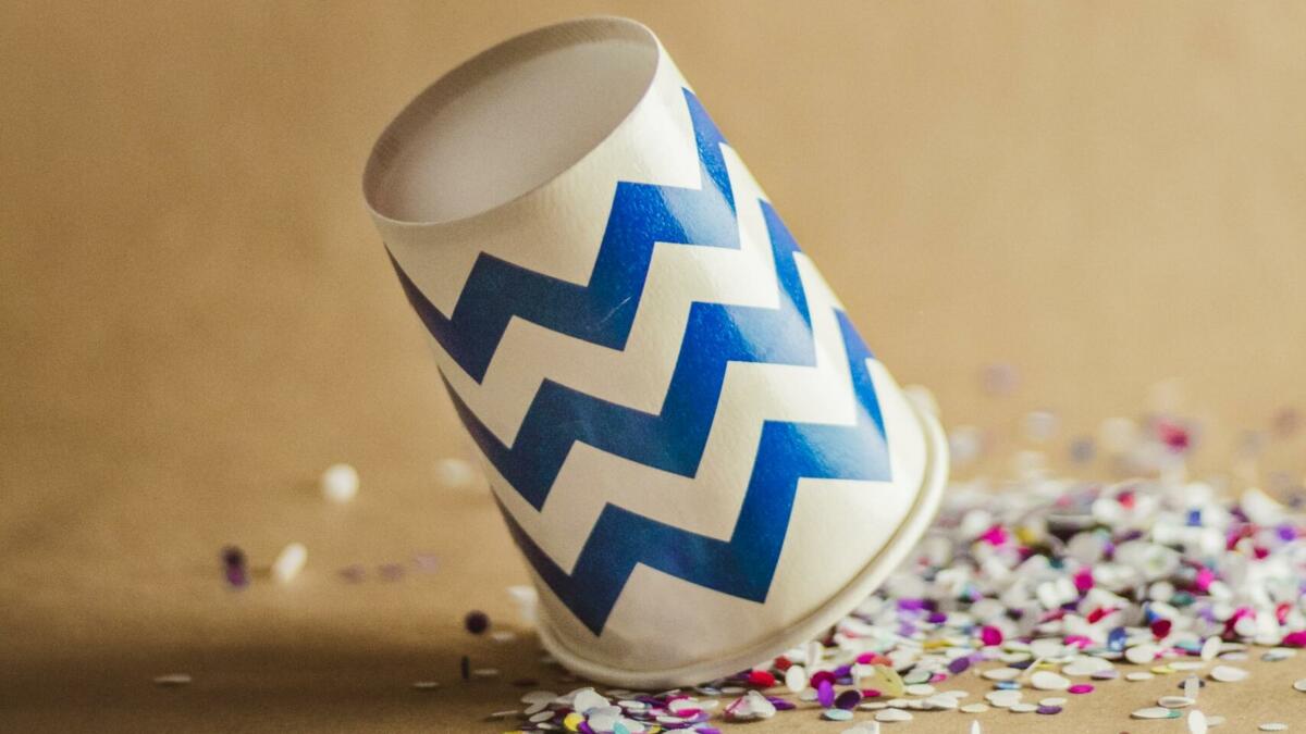 Umgefallener Becher und Konfetti