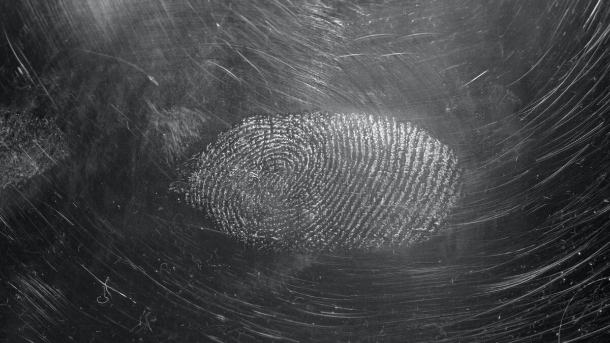 Fingerabdruck auf schwarzem Untergrund