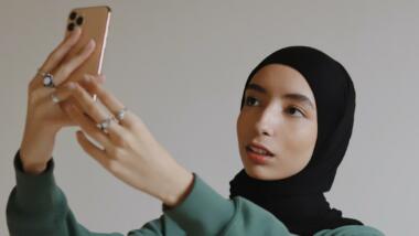 Jugendliche filmt sich mit Smartphone