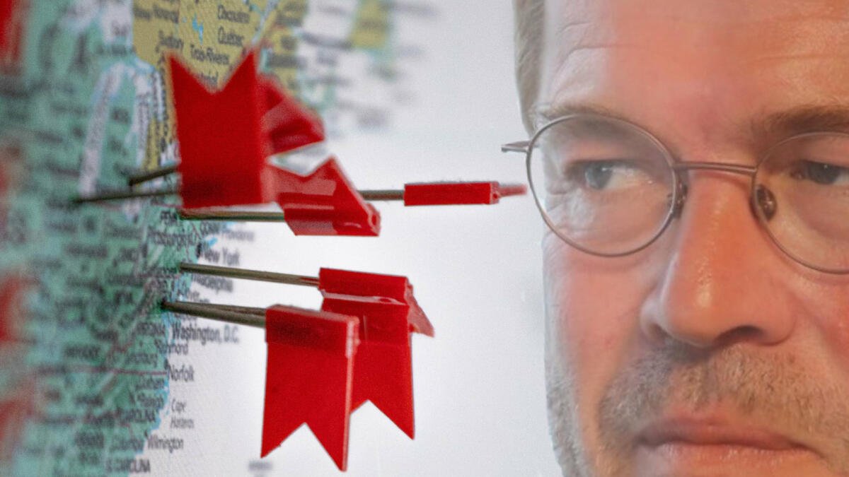 Guttenberg schaut auf Karte