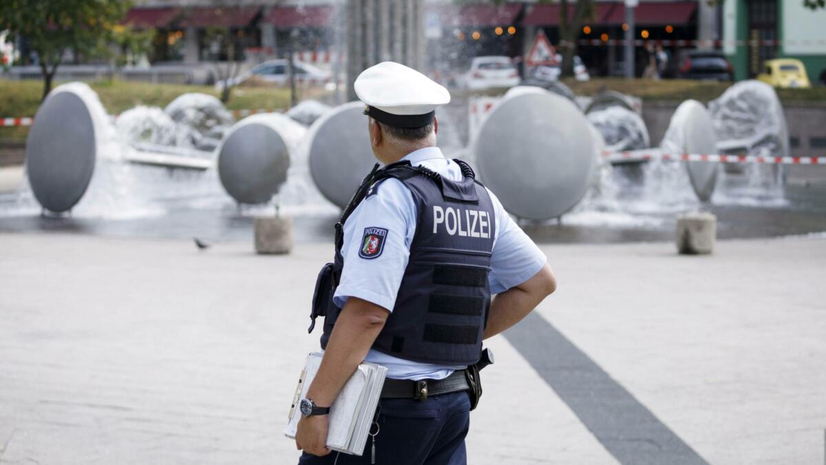 Polizist am Ebertplatz vor Wasserspiel