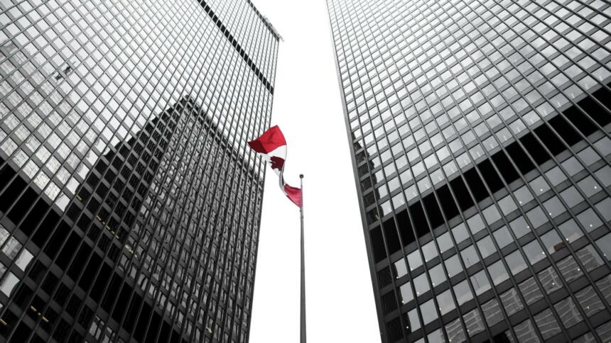 Kanadische Fahne zwischen Hochhäusern