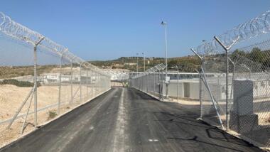 Das Bild zeigt zwei Reihen Zaun am Rand des Lagers Samos.