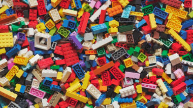 Ein Haufen bunter Lego-Bausteine.