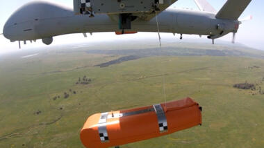 Das Bild zeigt eine Elbit-Drohne, die eine Rettungsinsel abwirft.