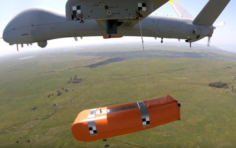 Das Bild zeigt eine Elbit-Drohne, die eine Rettungsinsel abwirft.