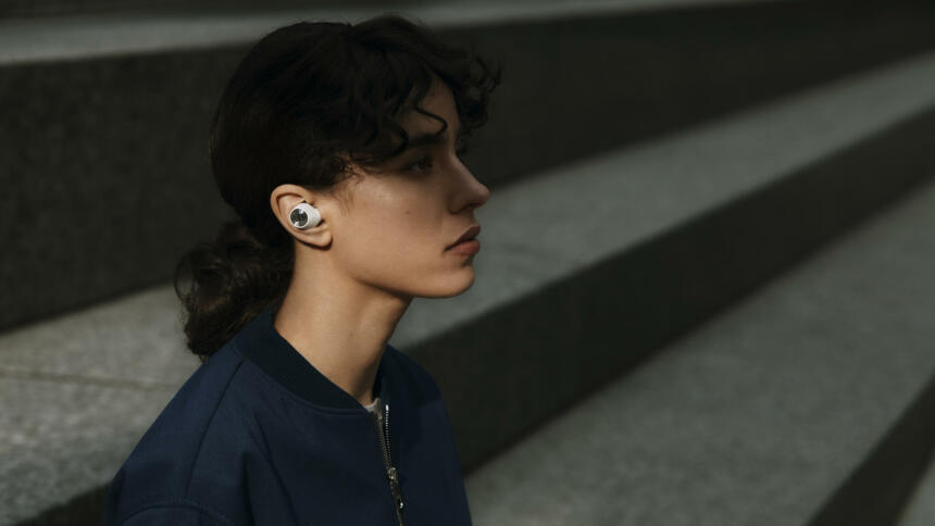 Frau trägt Bluetooth-Kopfhörer