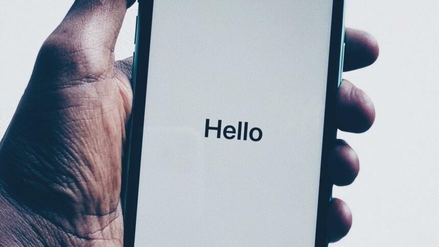 iPhone in der Hand eines Nutzers