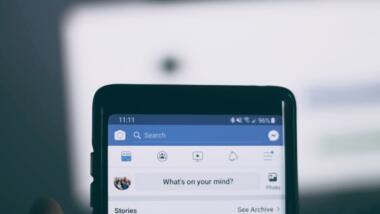 Smartphone mit Facebook-App