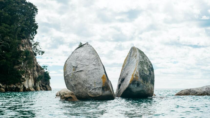 Die Felsformation Tokangawhā / Split Apple Rock vor der Küste Neuseelands