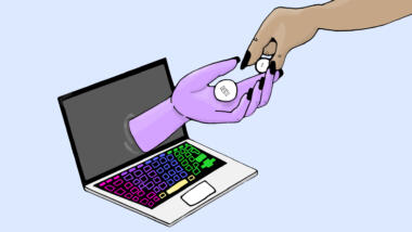 Eine Hand reicht zwei Tabletten aus einem Laptop heraus.