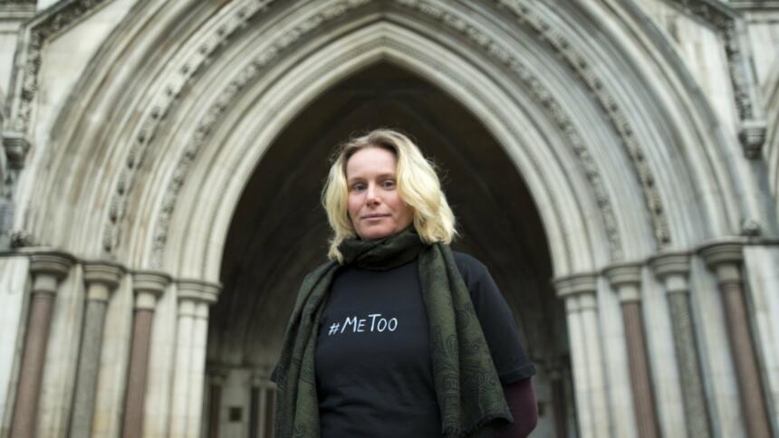Das Bild zeigt Kate Wilson vor einem verzierten Eingang des Königlichen Gerichts in London.