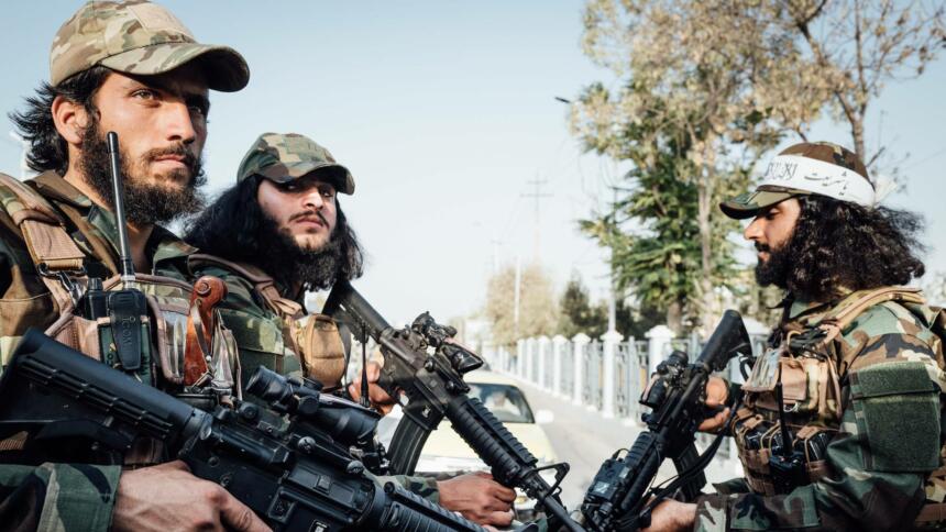 Taliban auf einem Pick-Up-Truck